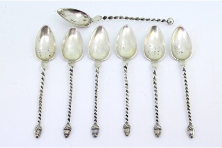 Conjunto de seis colheres de chá e pá de açúcar em prata com cabos retorcidos e aplicações em forma de bolotas.